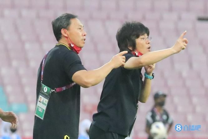 男人舔美女尿口