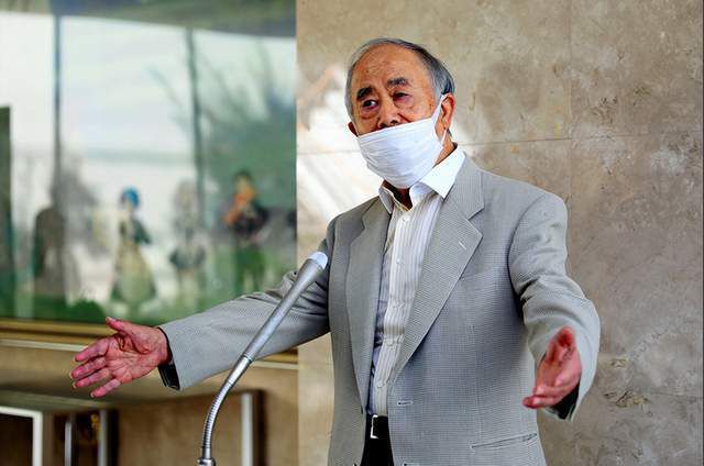 美女脱掉内裤让男人捅
