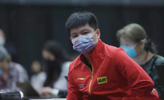美女脱裤子光屁屁视频